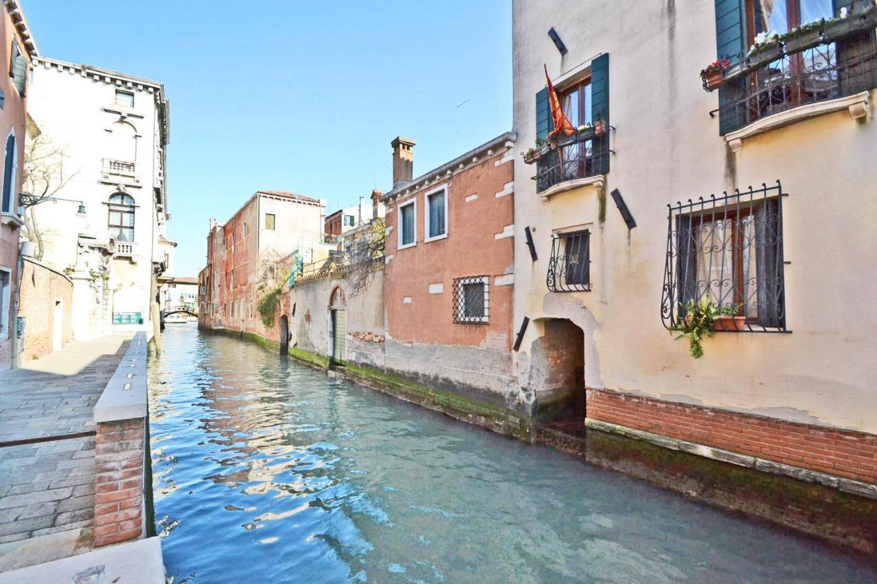 San Barnaba On The Canal * Venedig